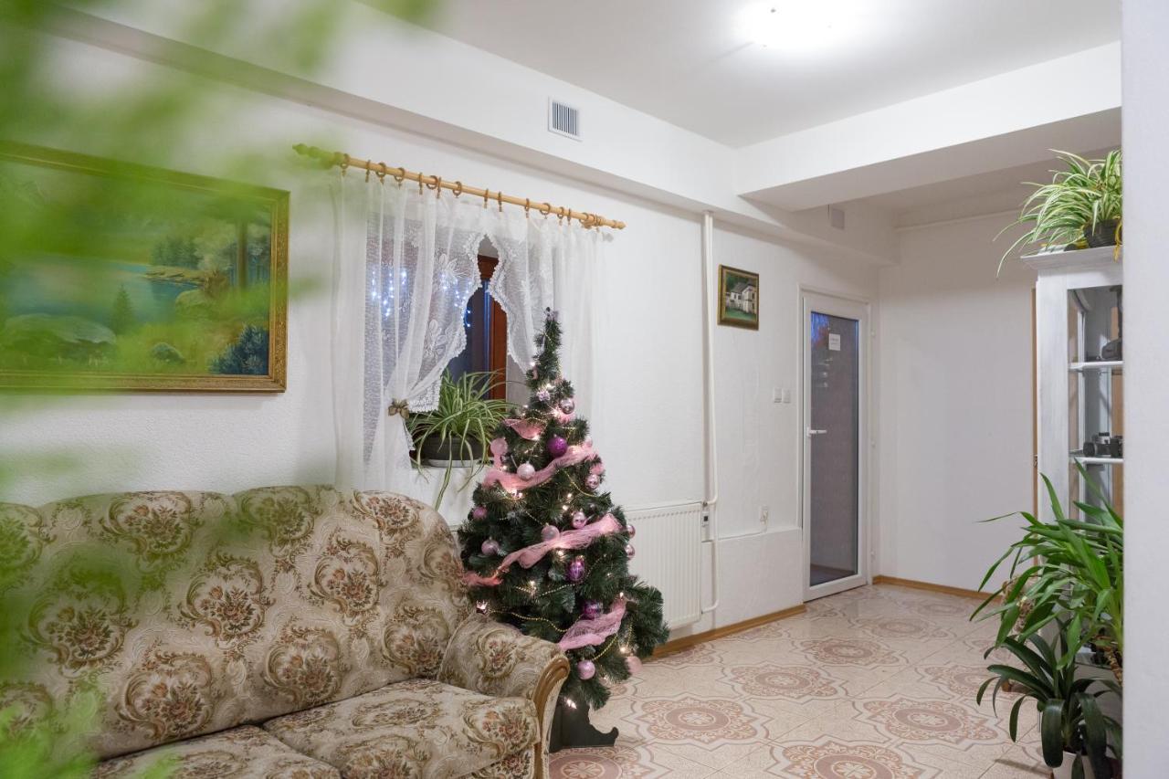 Ubytovanie Adina Poltar Buitenkant foto
