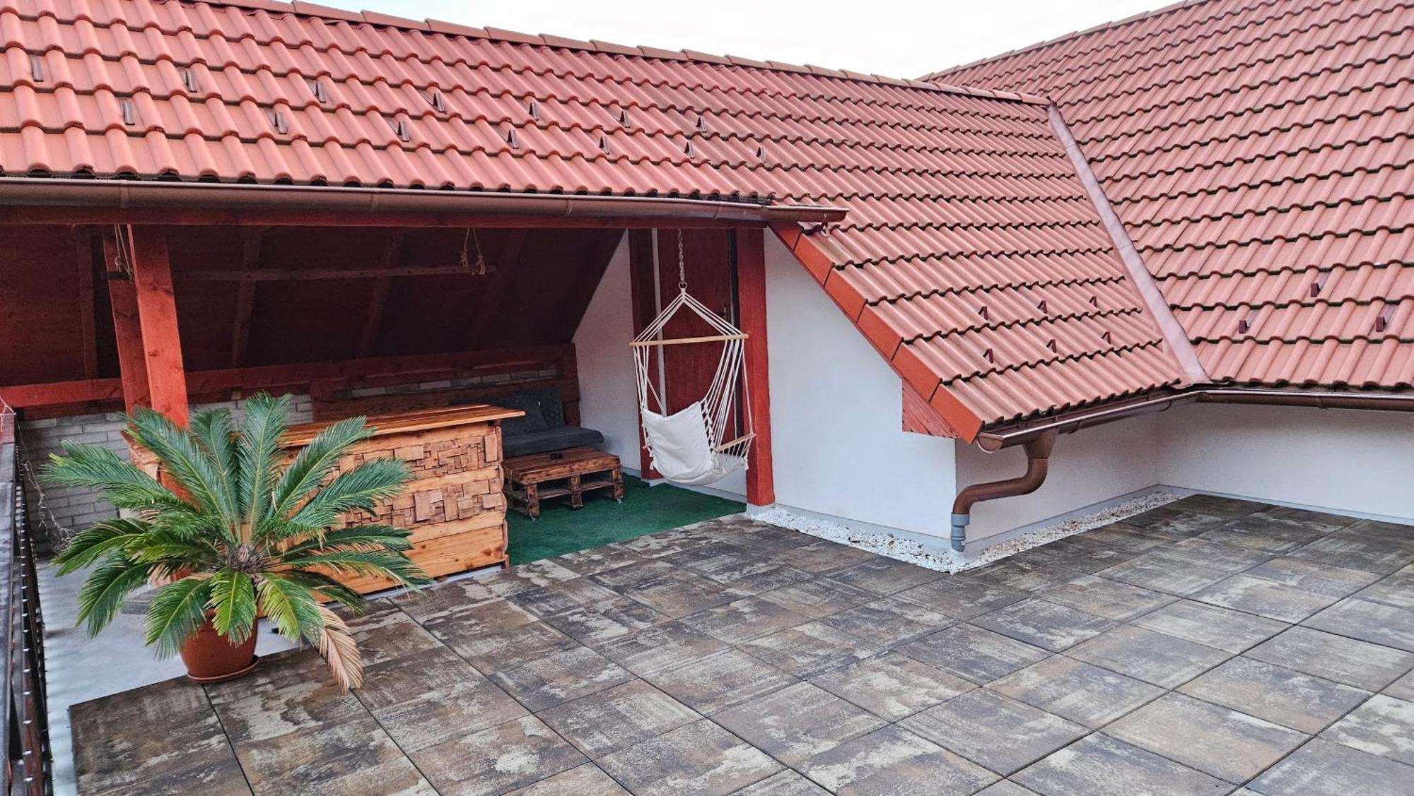 Ubytovanie Adina Poltar Buitenkant foto